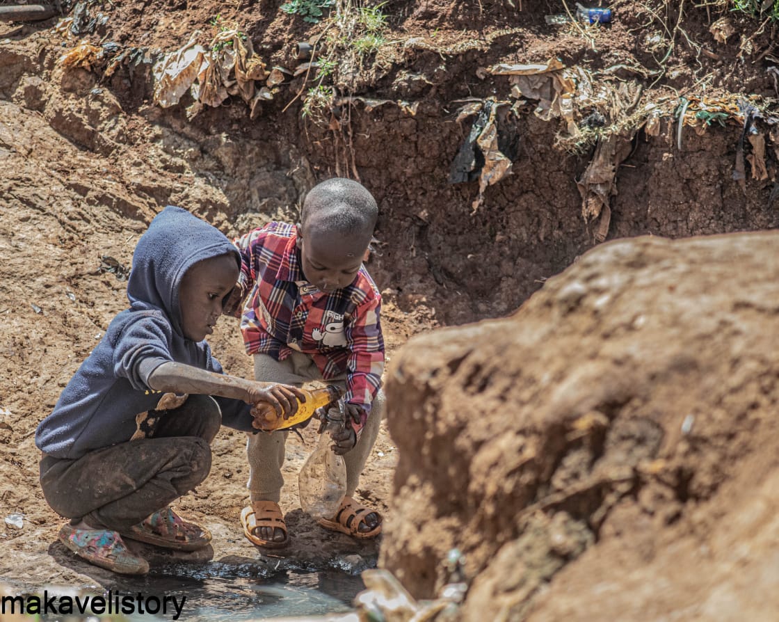 Makaveli's photo of children fetching unclean water from Kianda, Kibra. PHOTO/Makaveli.