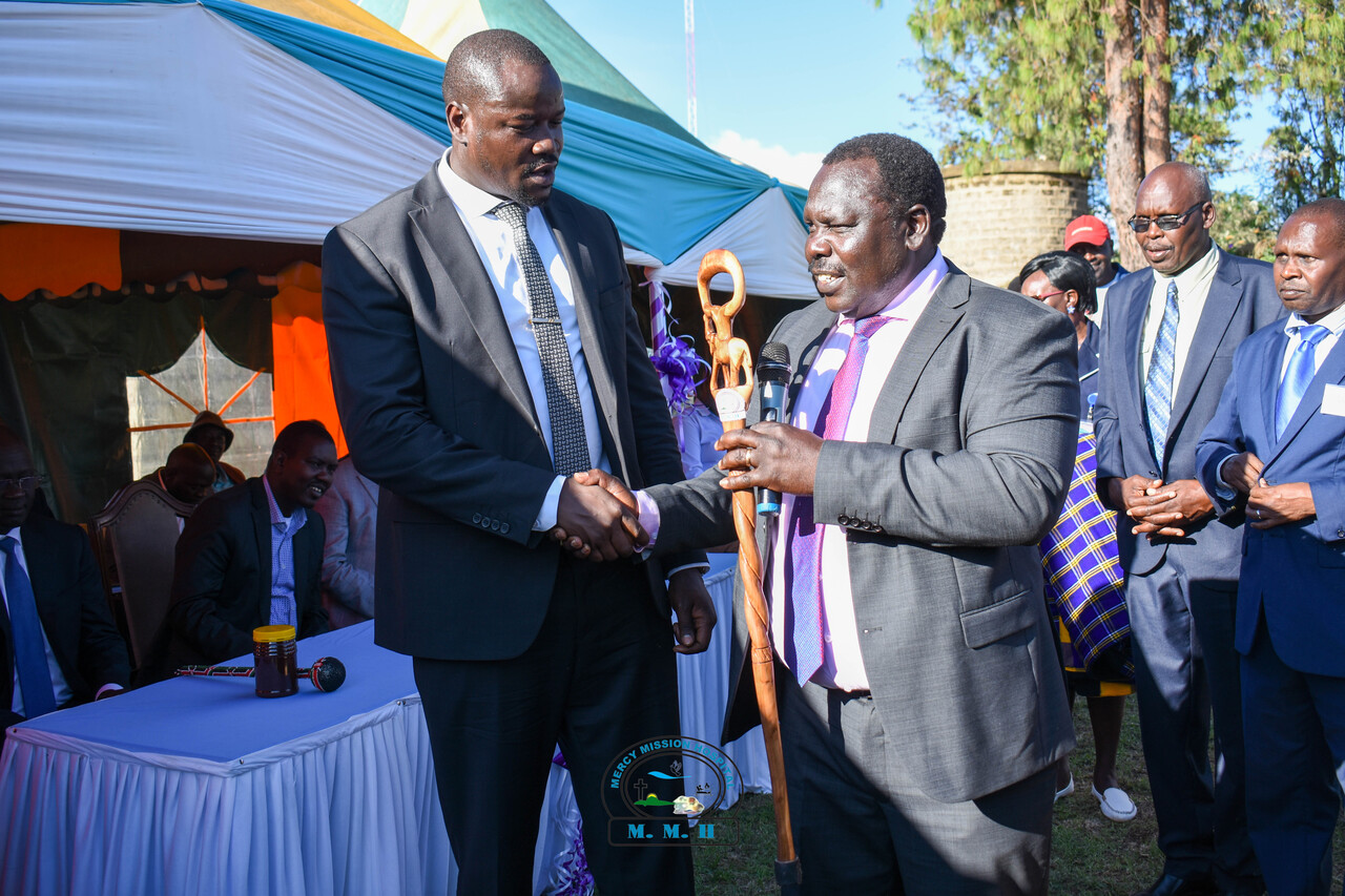 Thiik Kiir (left), South Sudan president Salva Kiir Mayardit`s son being gifted a wise man`s stick to take it to his father by Sirma. PHOTO/MMH.