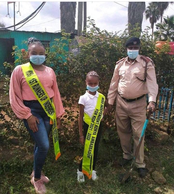 Boss Queen and a little model pose fro a photo with the Chief at Mukuru Kwa Njenga, during a community service.  PHOTO/Courtesy.
